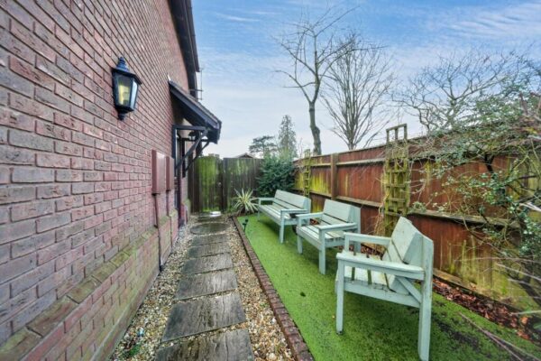 Beechurst Gardens, Albrighton, Wolverhampton, WV7 3LT